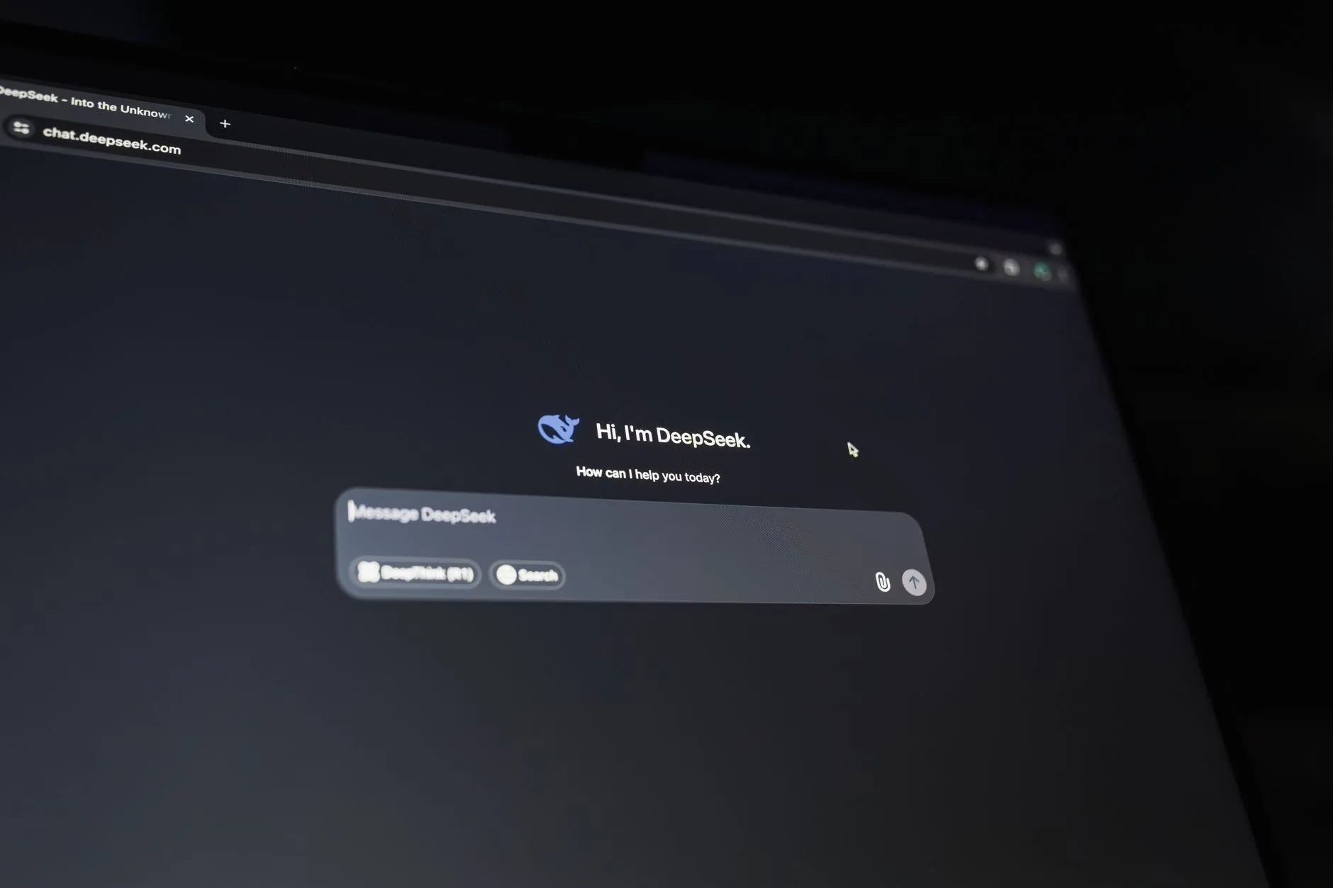 Interface de chat com assistente de inteligência artificial em tela de notebook