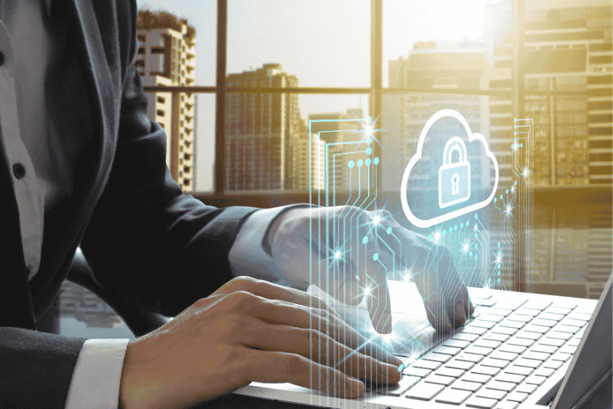 Profissional acessando dados protegidos em notebook com ícone de nuvem.
