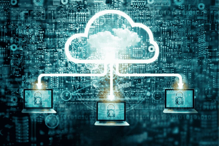 Nuvem digital conectando notebooks com cadeado na tela.