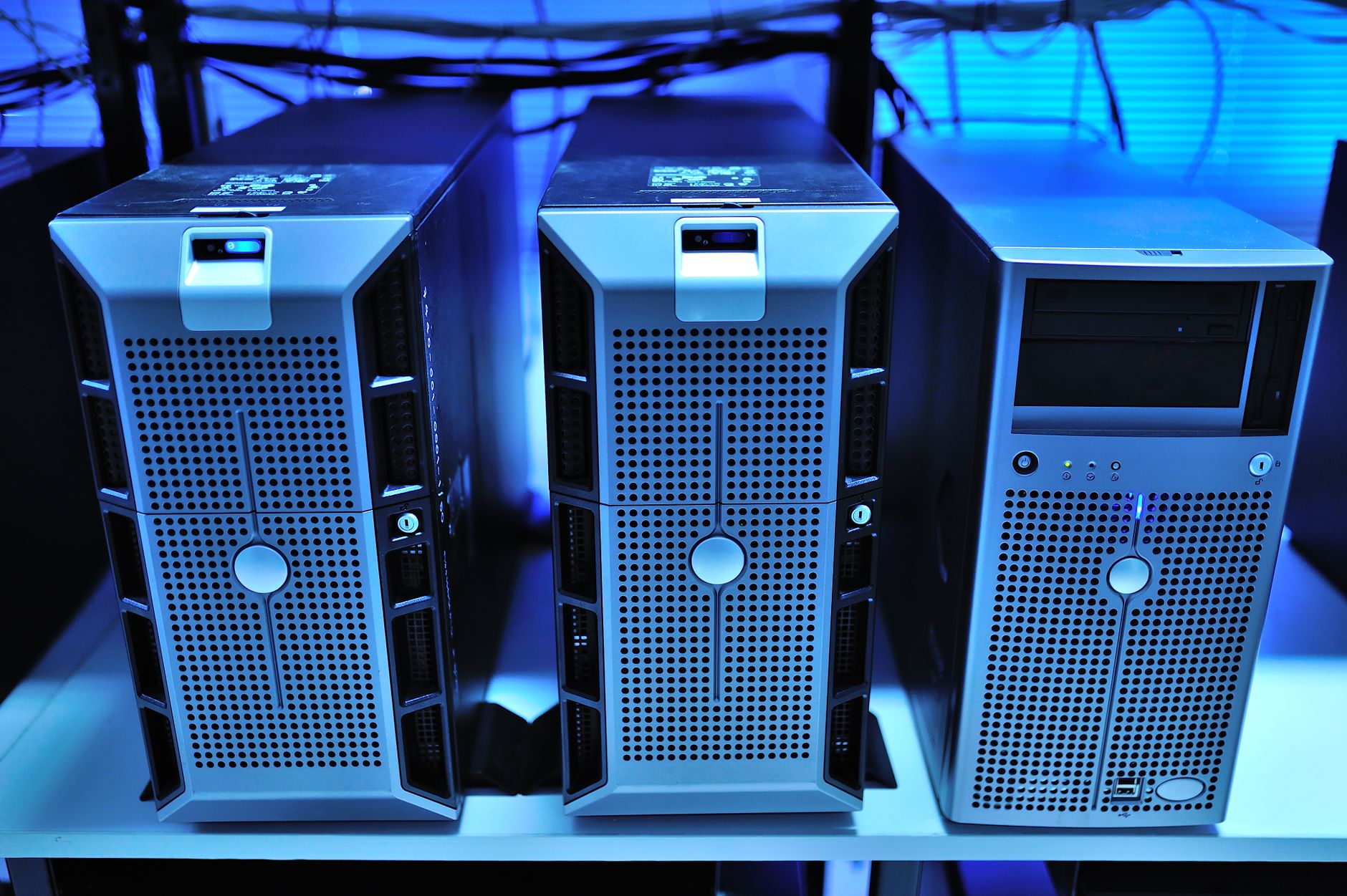 Servidor de backup físico em datacenter com discos de armazenamento