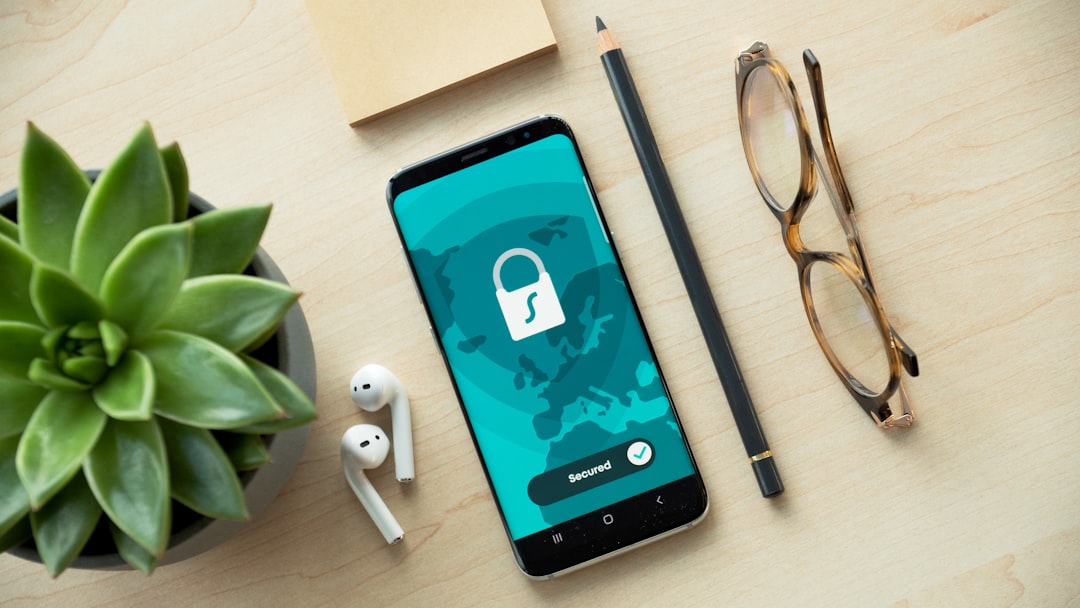 Escudo digital protegendo dados financeiros e transações bancárias