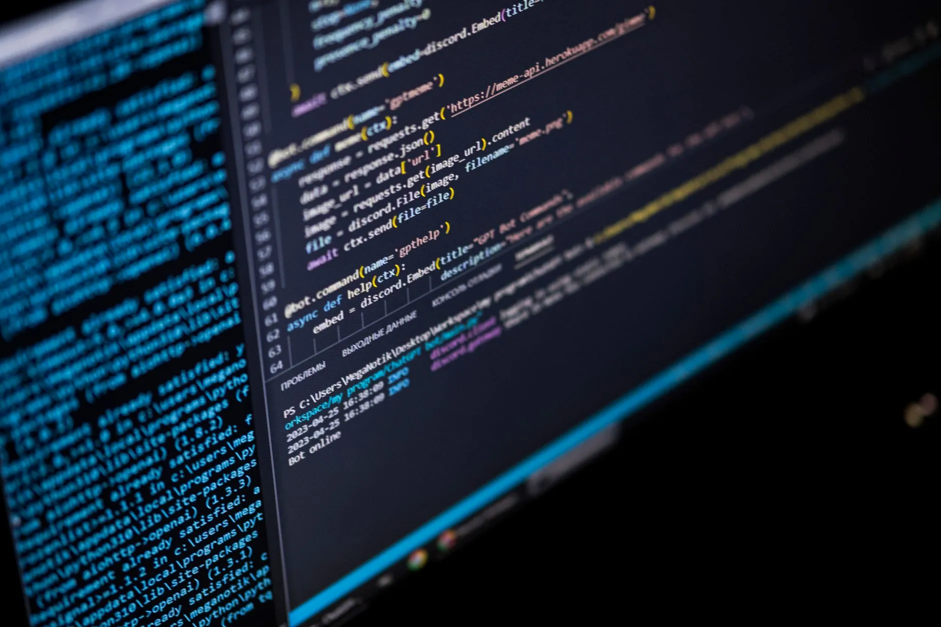 Código de integração de API sendo revisado em tela de computador