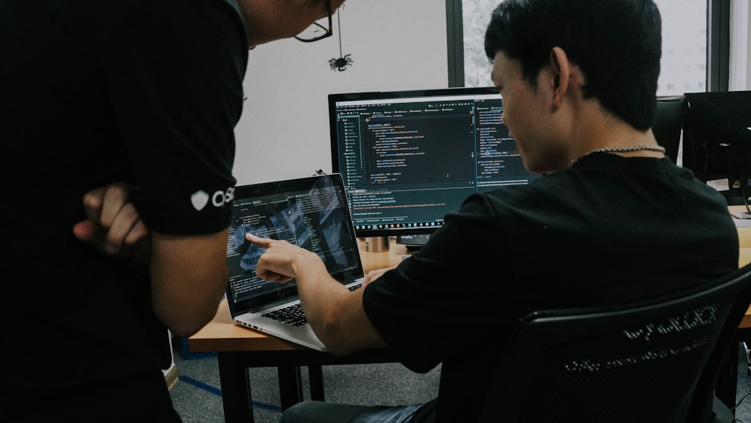 Equipe de TI trabalhando em segurança de dados na nuvem