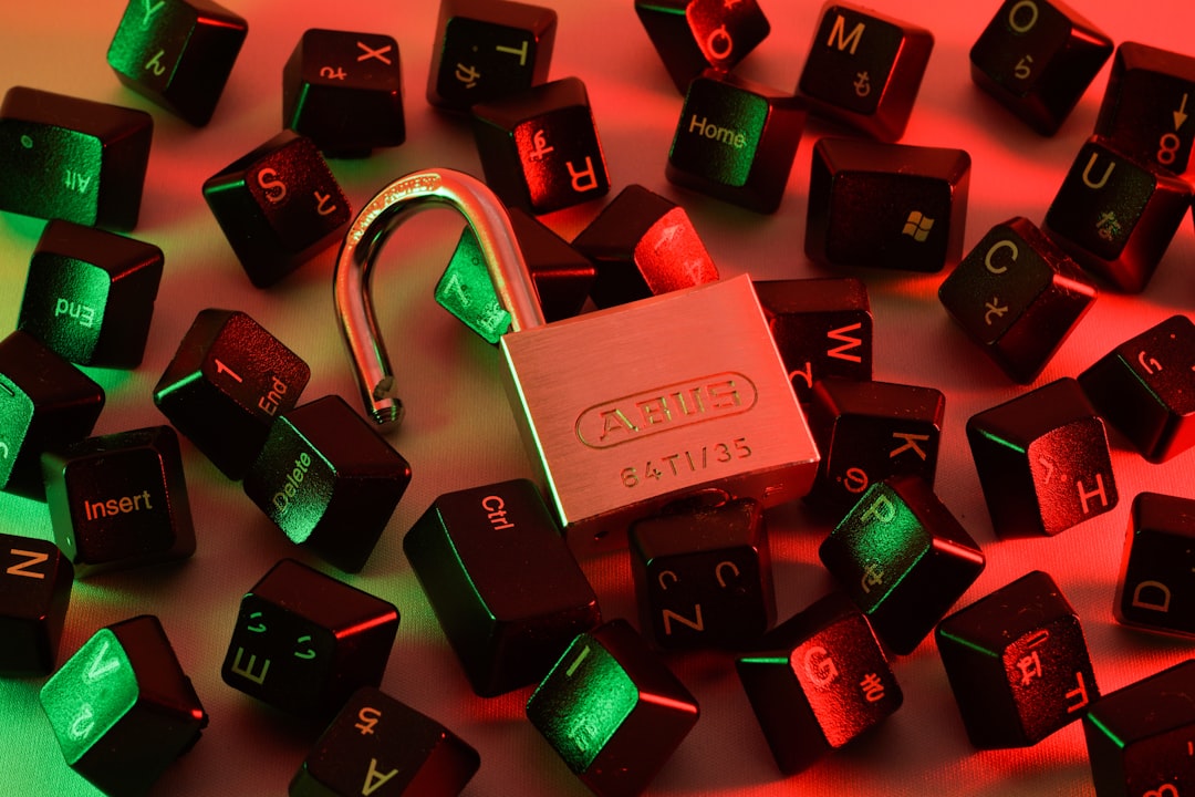 Profissional de segurança digital monitorando proteção de dados em tela