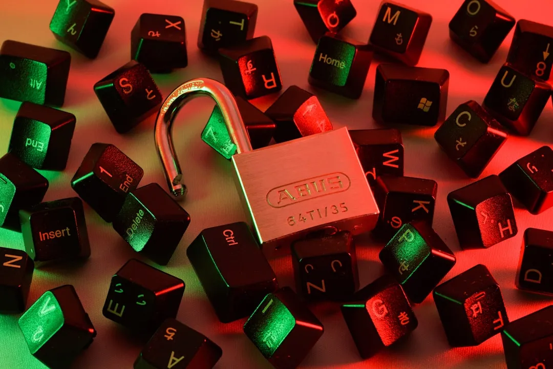 Profissional de segurança digital monitorando proteção de dados em tela