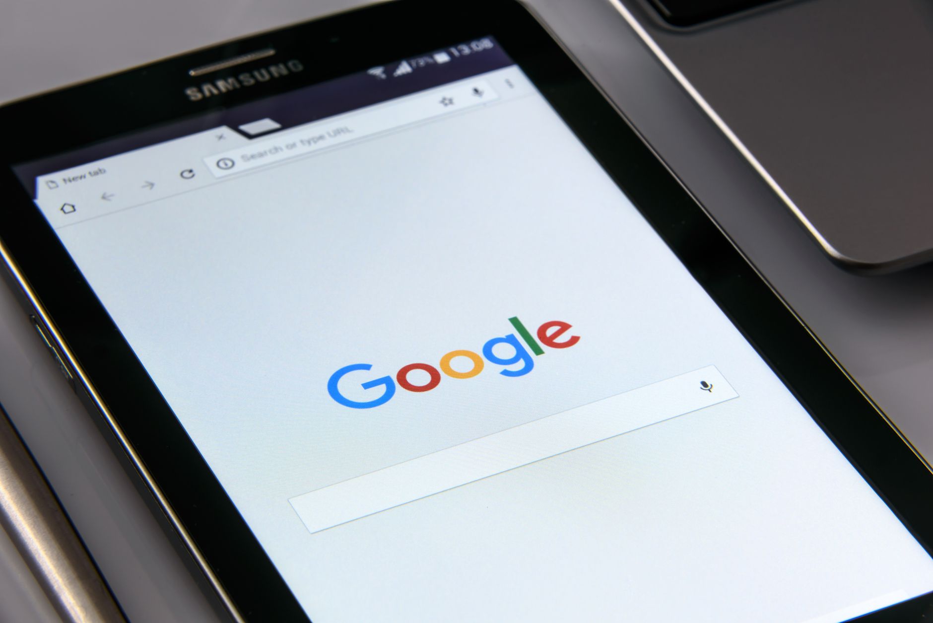 Busca local no Google Maps mostrando resultados de negócios próximos