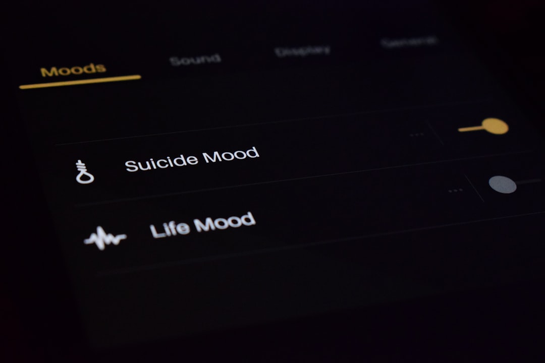 Pessoa usando busca por voz no smartphone em ambiente urbano brasileiro