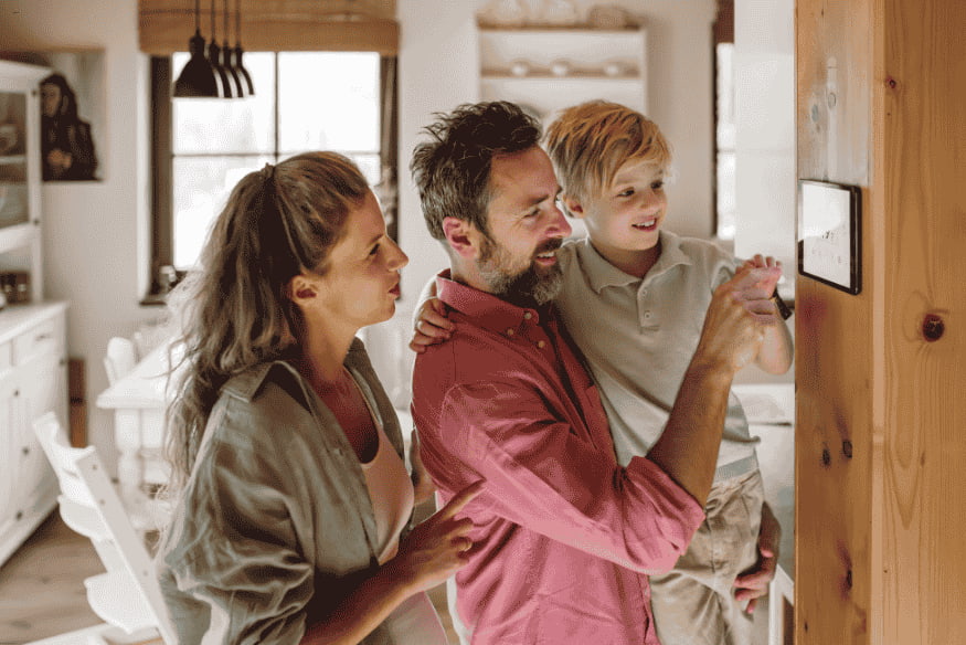 Família usando painel de controle de casa inteligente em ambiente doméstico