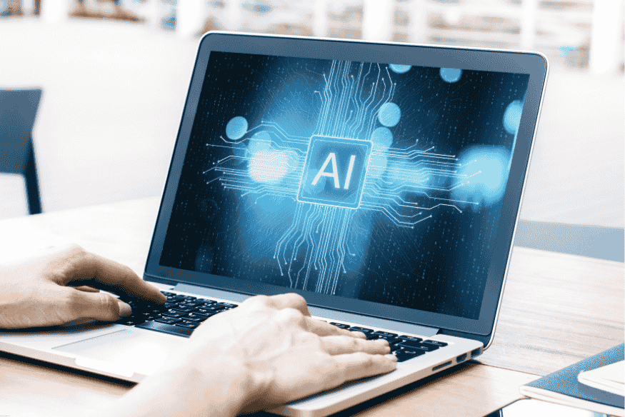 Pessoa usando notebook com tela exibindo símbolo de inteligência artificial