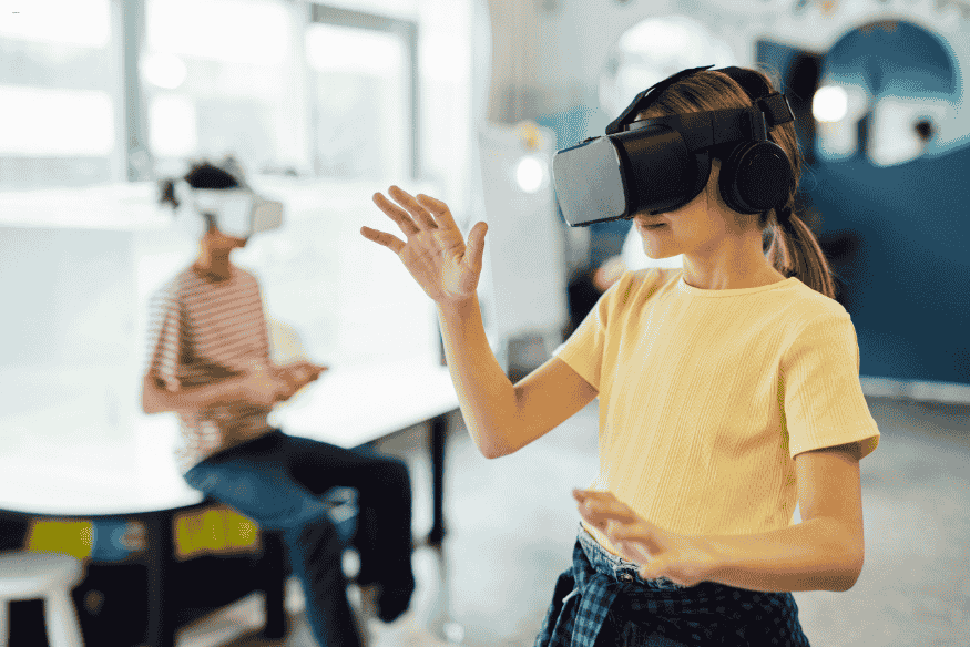 Criança utilizando óculos de realidade virtual para experiências imersivas