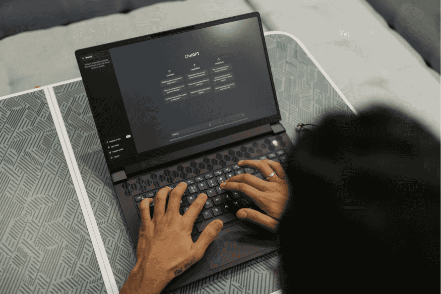 Pessoa utilizando o ChatGPT-5 no notebook para tarefas diárias