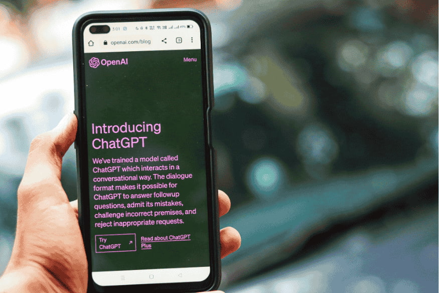 Tela de apresentação oficial do ChatGPT exibida em smartphone