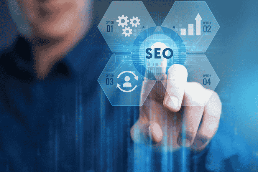 Pessoa tocando tela virtual com a palavra SEO destacada e ícones de performance, confiabilidade e processos.