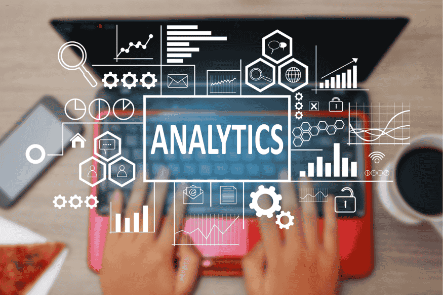 Pessoa digitando em laptop com ícones de análise e a palavra “Analytics” sobreposta.