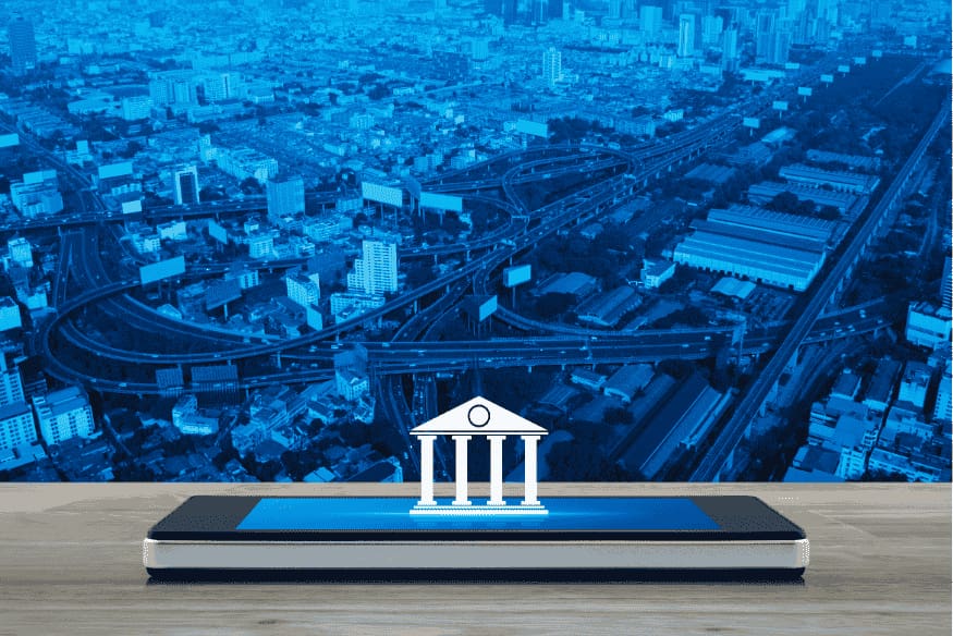Representação de banco digital emergindo de smartphone com panorama urbano ao fundo.
