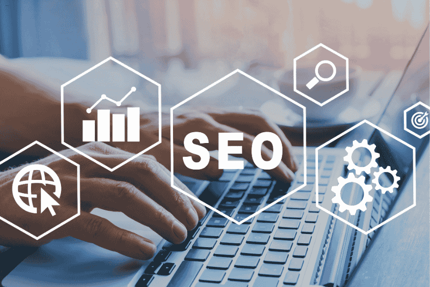 Ícones de SEO e gráficos sobre pessoa digitando em notebook.