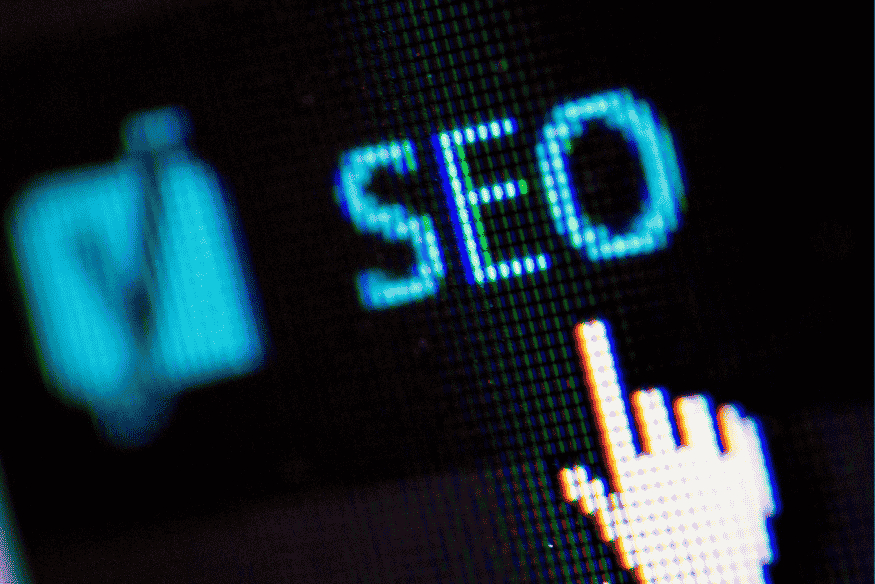 Palavra SEO em destaque com cursor de clique em tela digital.