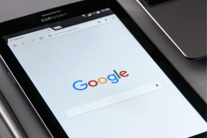 Tela inicial do Google em navegador de tablet Samsung.