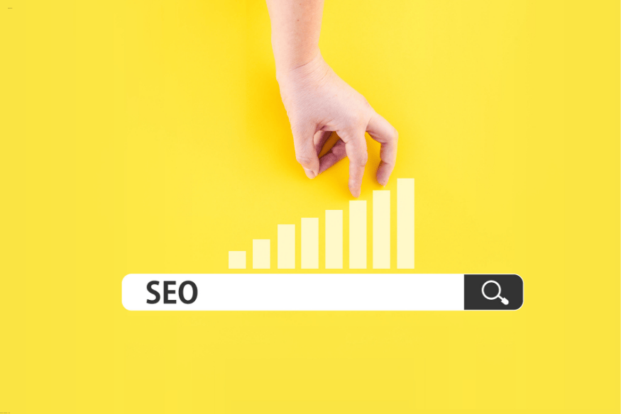 Mão simbolizando crescimento de SEO com gráfico e barra de busca.