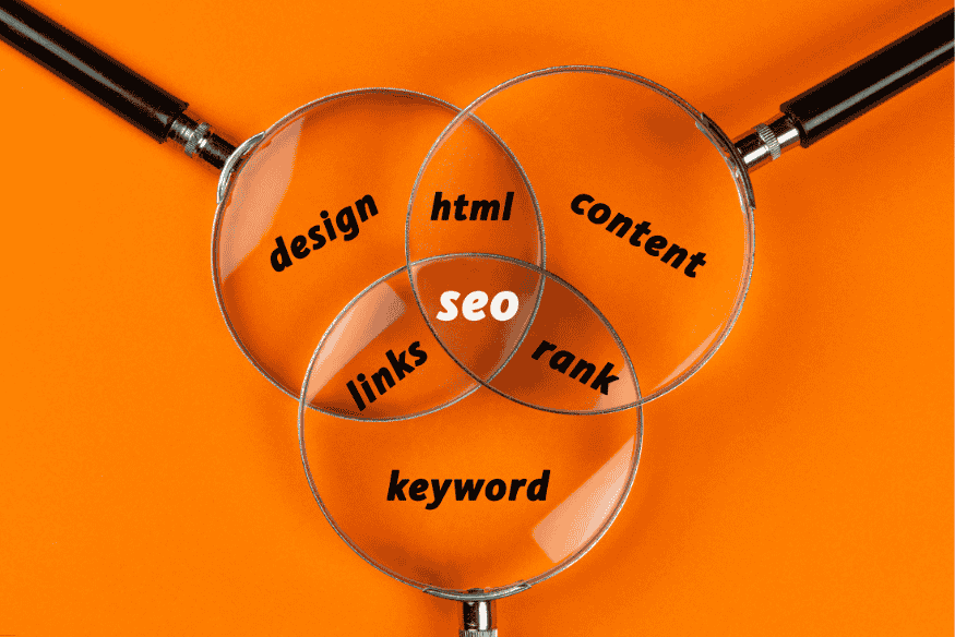 Três lupas sobre fundo laranja com termos como conteúdo, rank, design e keyword relacionados a SEO.
