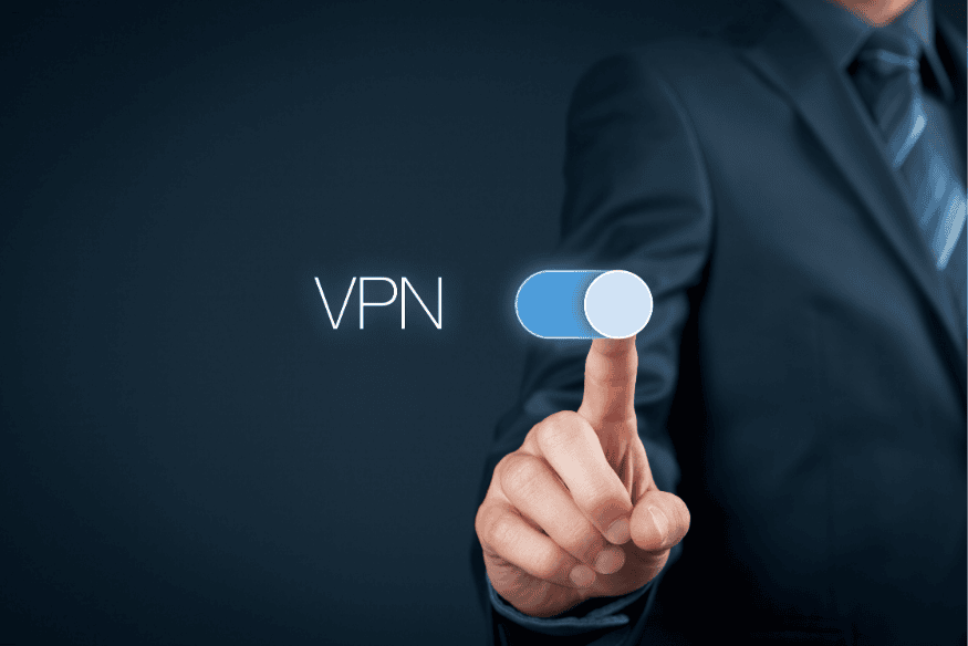 Pessoa em traje formal ativando VPN em interface digital para segurança online