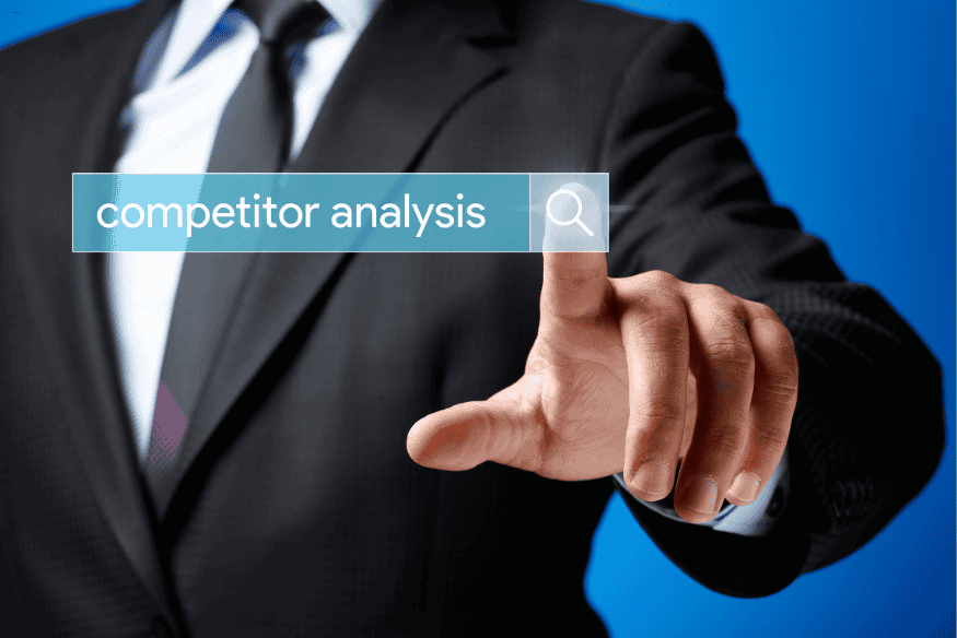 Pessoa tocando tela com o termo "competitor analysis", conceito de análise de concorrência digital.