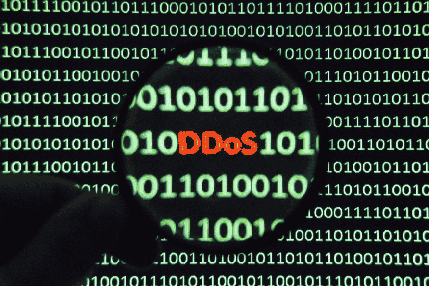 Código binário com a palavra DDoS destacada por uma lupa sobre fundo preto.