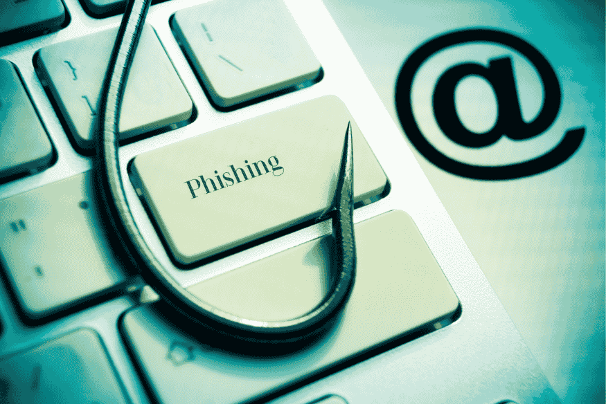 Tecla de teclado com a palavra phishing sendo fisgada por um anzol.