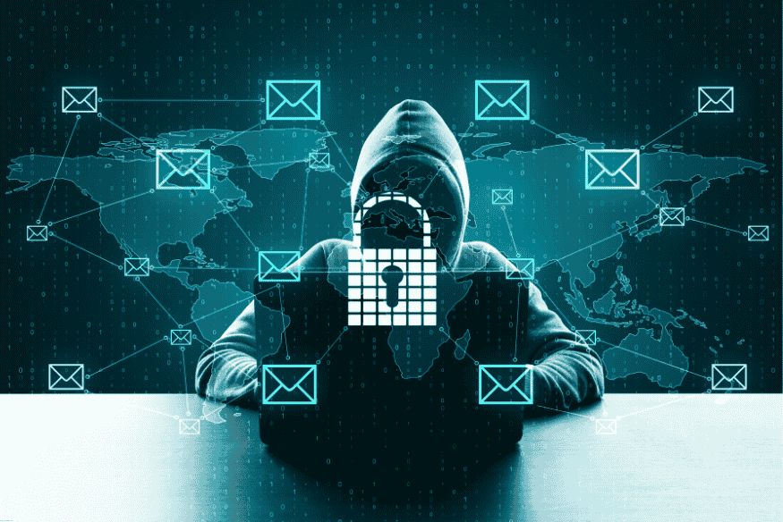 Hacker encapuzado atrás de computador com ícones de e-mail conectando continentes.