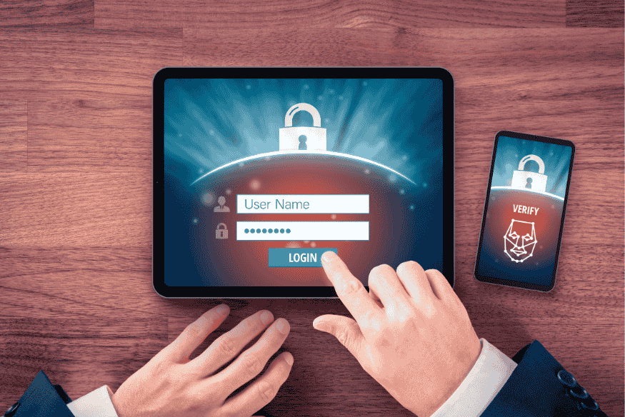 Tela de tablet exibindo login com senha e smartphone ao lado com reconhecimento facial.