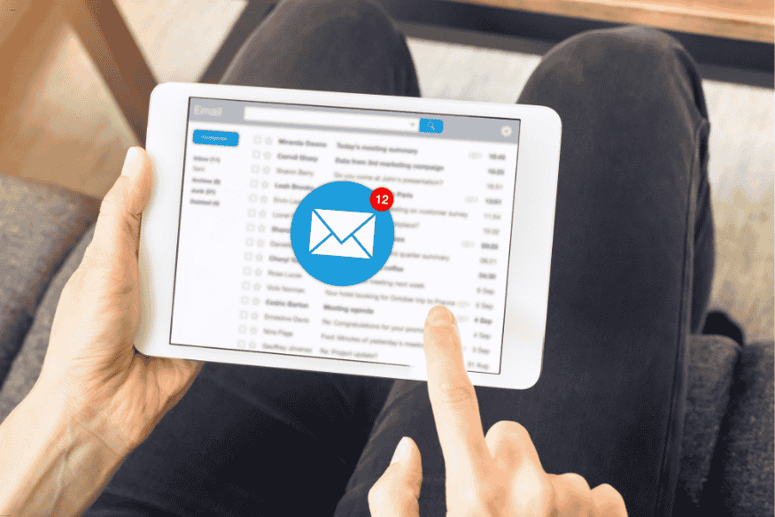 Pessoa acessando caixa de entrada em tablet com ícone de nova mensagem de e-mail.