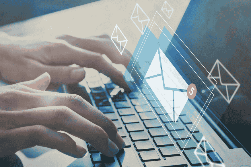 Mãos digitando em notebook com ícones de e-mail sobrepostos e notificações visíveis.
