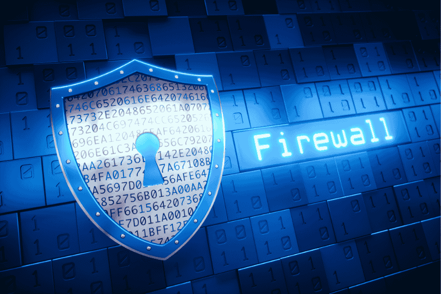 Escudo digital com cadeado e números criptografados simbolizando segurança via firewall.