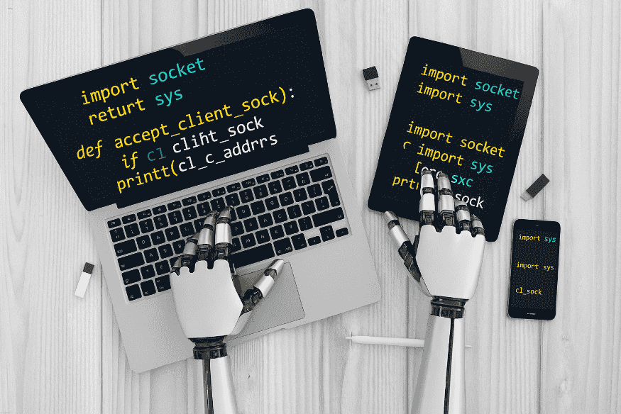 Mãos robóticas digitando código Python com erros de sintaxe em notebook, tablet e smartphone.