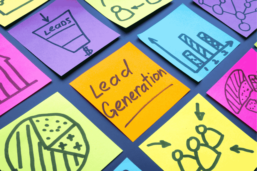 Post-its com anotações de marketing como funil de leads e gráficos.