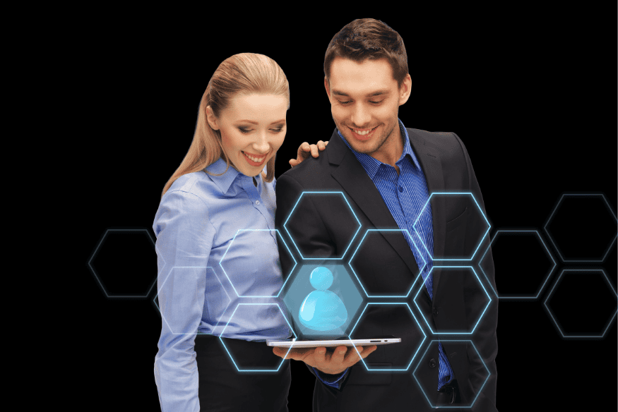 Executivos analisando avatar digital em tablet com elementos de realidade aumentada