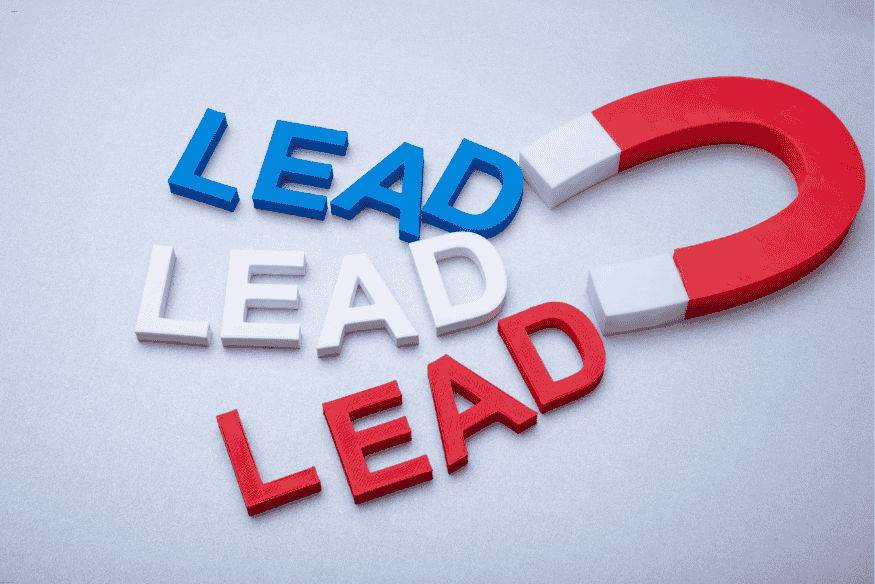 Ímã em forma de U atraindo palavras “LEAD” em diferentes cores, simbolizando captação de leads.