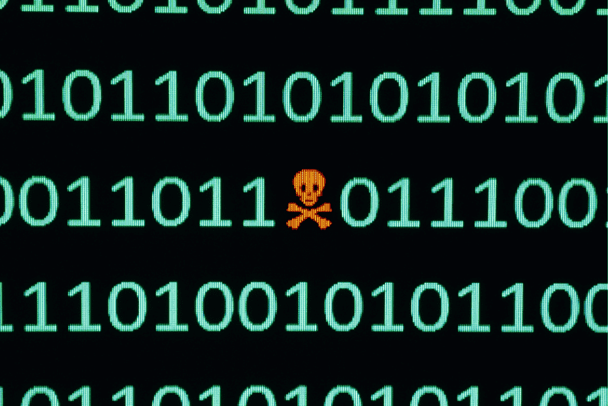 Código binário com ícone de caveira, simbolizando ameaça digital em link infectado.