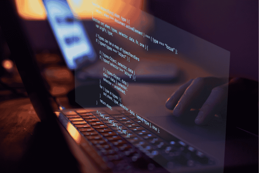Pessoa programando em notebook com código visível em tela transparente