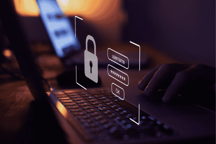 Tela de login com campos de usuário e senha em notebook.