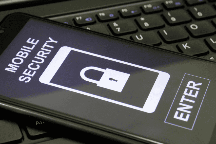 Tela de smartphone exibindo mensagem de segurança móvel com ícone de cadeado