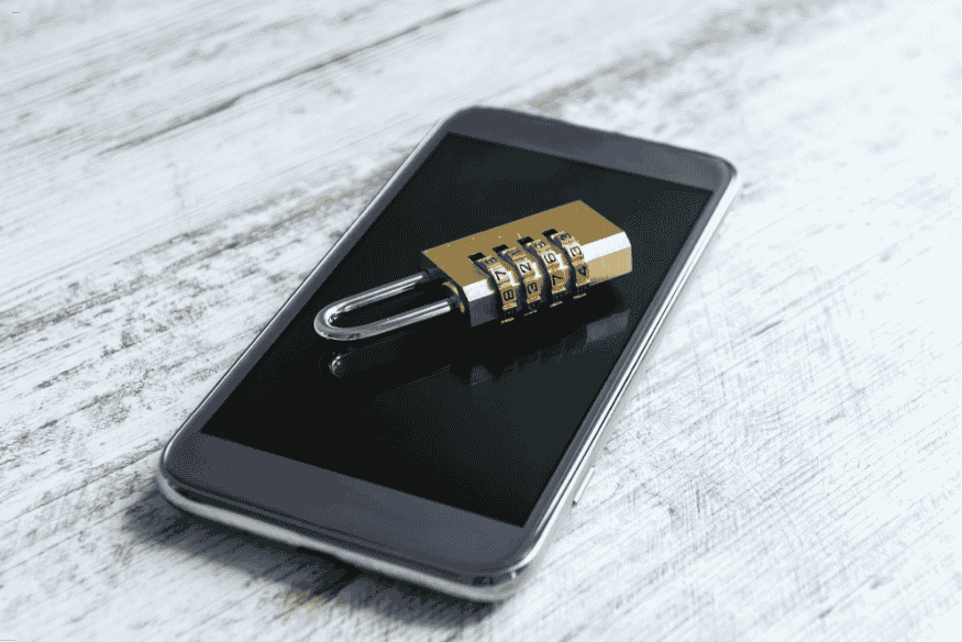 Smartphone com cadeado de combinação representando segurança em dispositivos móveis