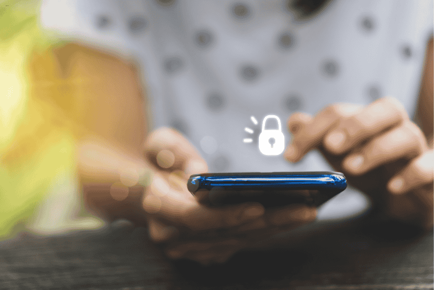 Pessoa tocando a tela de smartphone com ícone de cadeado em destaque