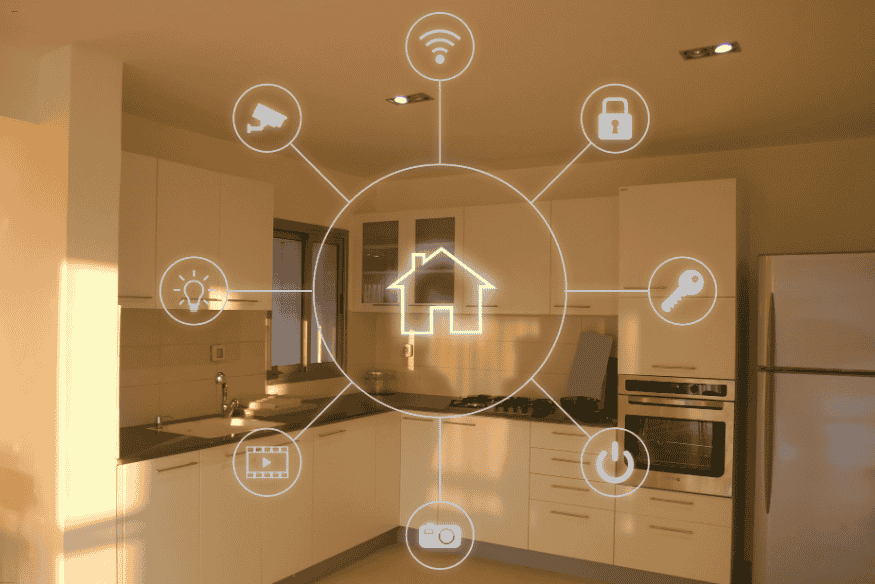 Cozinha moderna com infográfico de dispositivos inteligentes conectados à rede