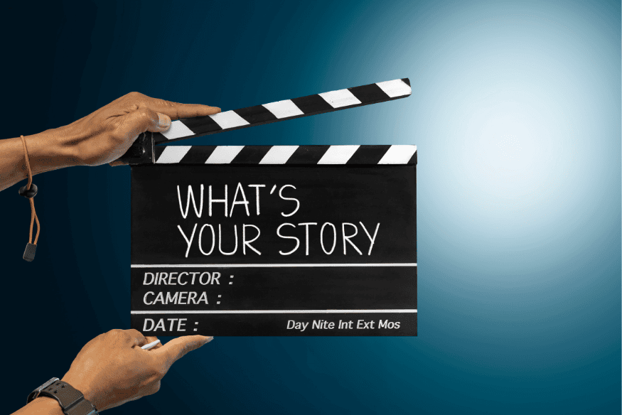 Claquete de cinema com a frase 'What's your story?', representando storytelling no marketing.