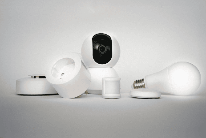 Equipamentos de casa inteligente como lâmpada, câmera e sensores, usados em automação no varejo.
