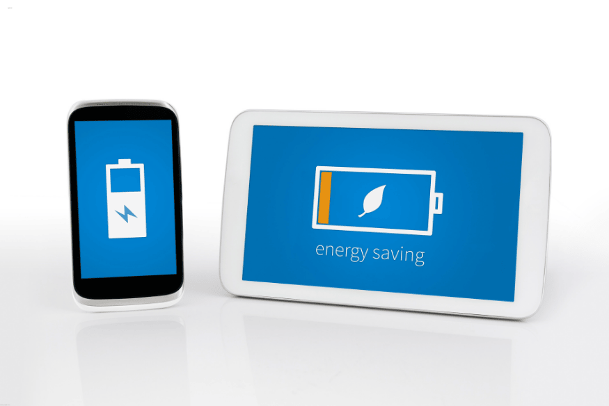 Smartphone e tablet com ícones de bateria e economia de energia nas telas