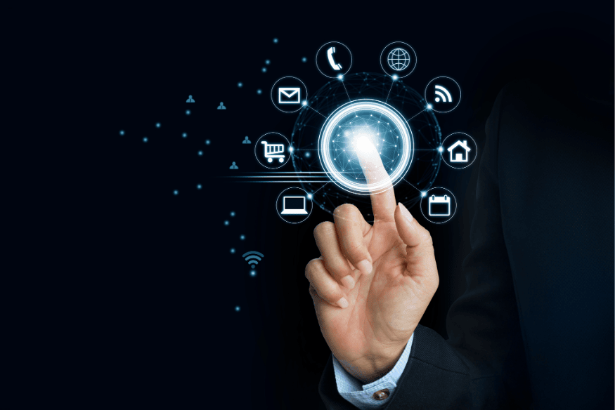 Mão tocando interface digital com ícones de comércio eletrônico, redes sociais e tecnologia.