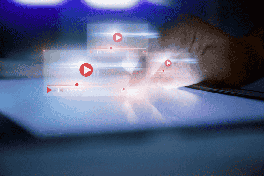 Tela sensível ao toque exibindo interfaces de players de vídeo com ícones de play em destaque.