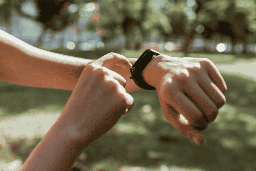 Pessoa usando smartwatch ao ar livre para monitorar desempenho físico